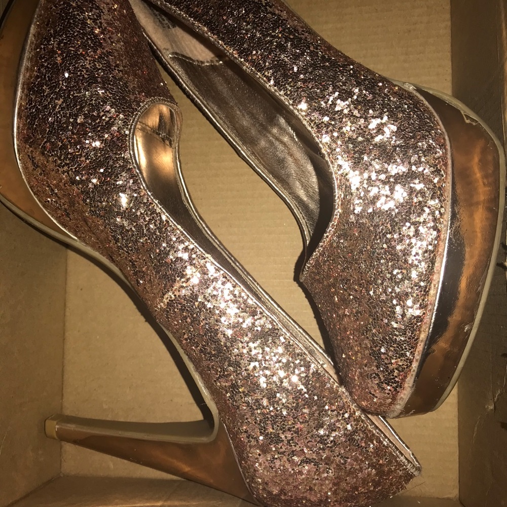 Heels/Pumps - Picture 2 of 2